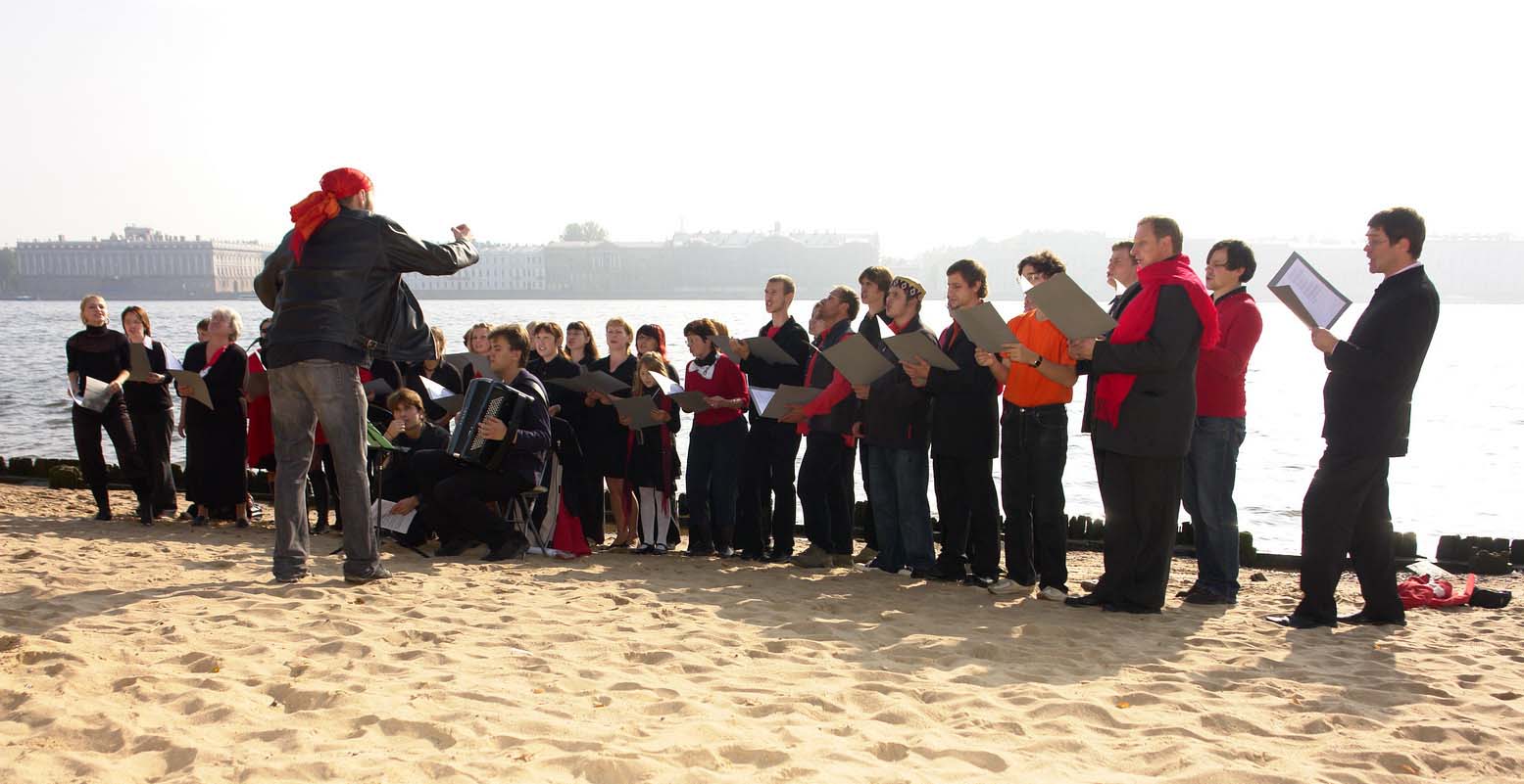 Хор жалобщиков под управлением Александра Маноцкова выступает на пляже Петропавловской крепости. Фото Юрия Румянцева